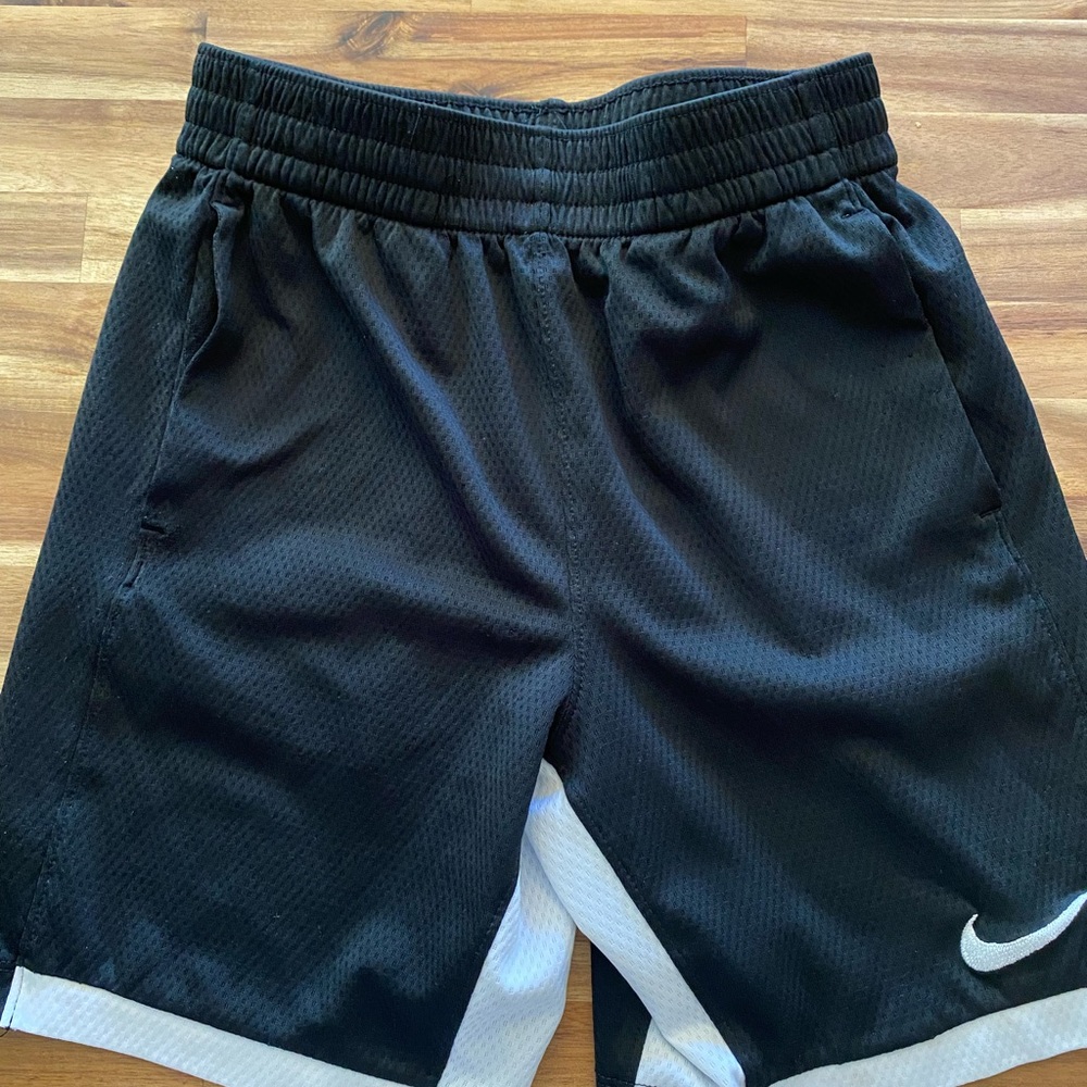 Boys size Med Nike shorts